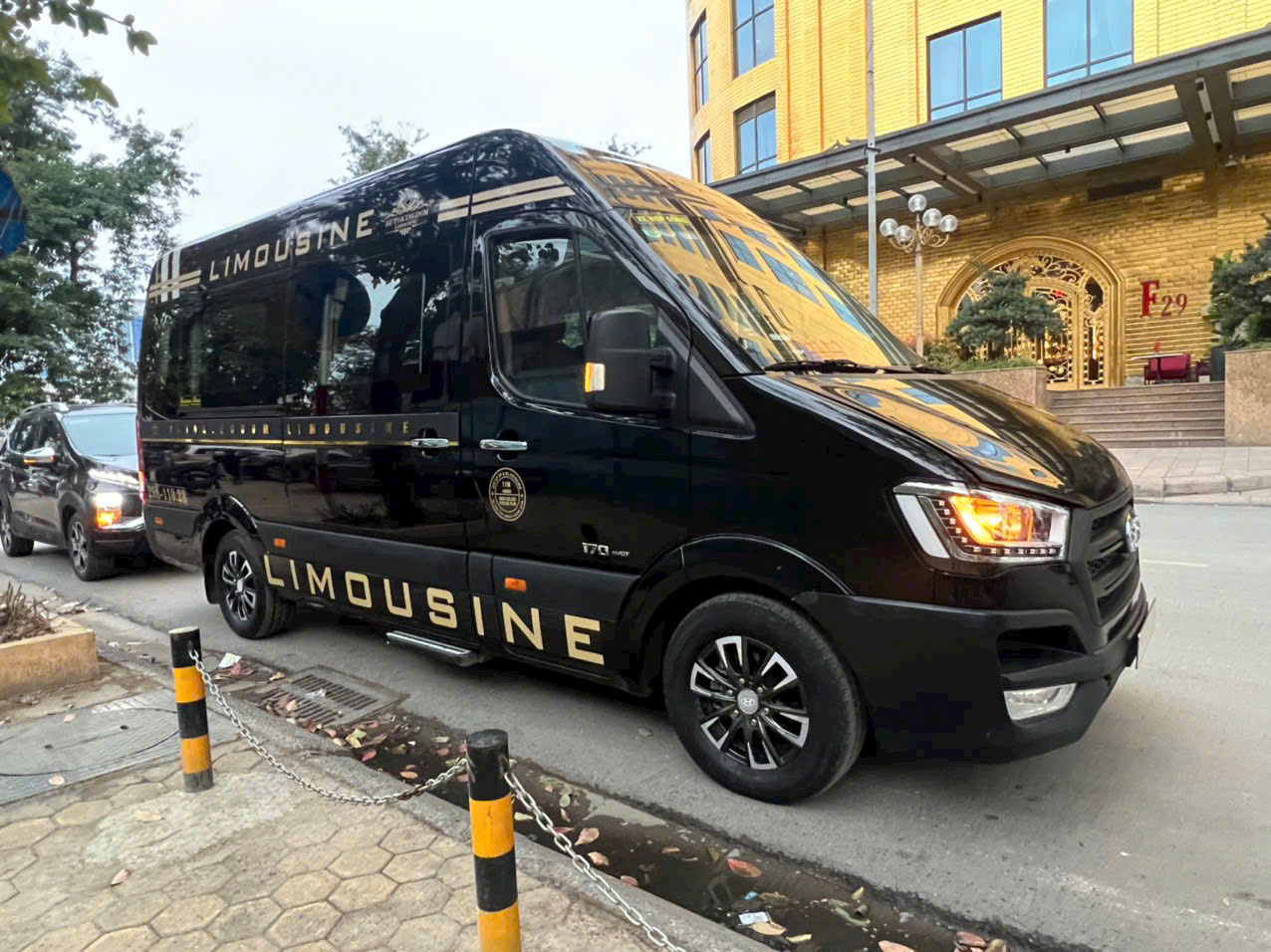 THUÊ XE LIMOUSINE 10 CHỖ