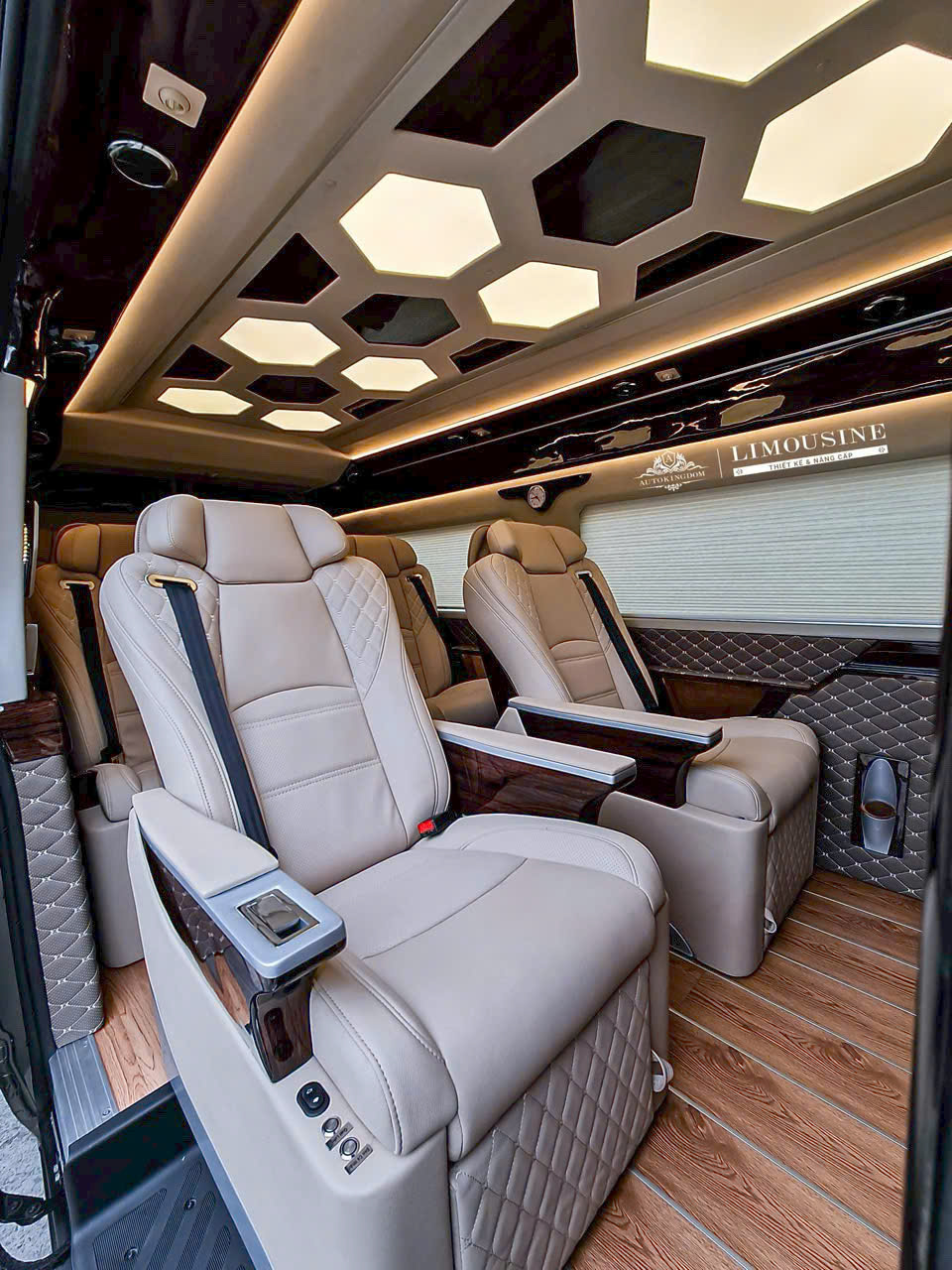 Xe Limousine 10 chỗ nội thất 1