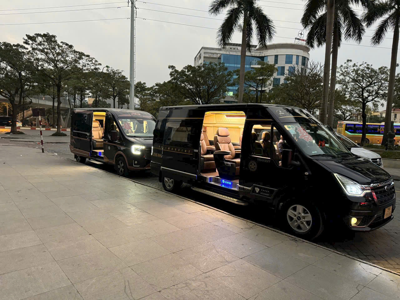 Xe Limousine 10 chỗ đội xe