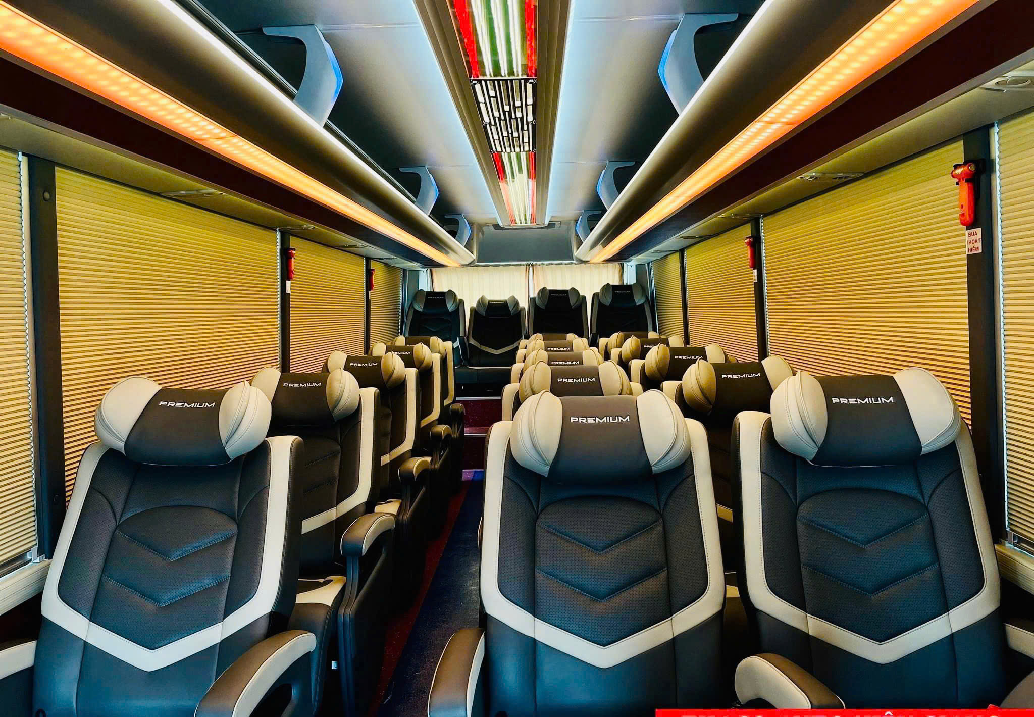 Xe Limousine 19 chỗ đội xe